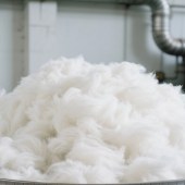 工厂用三维中空螺旋卷曲涤纶短纤维无硅7D*64MM填充枕芯